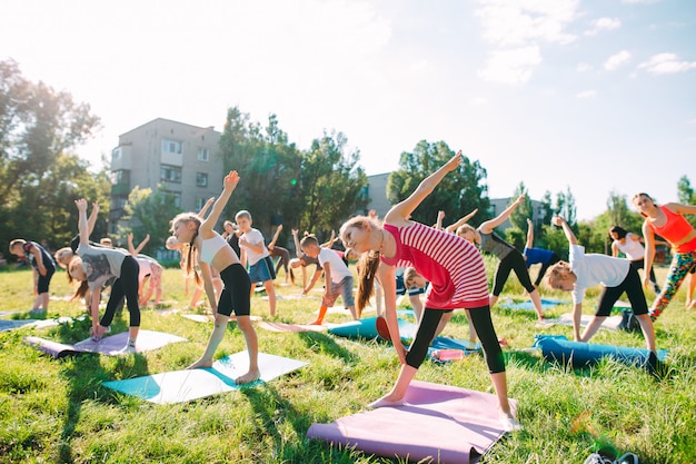 Cours de yoga en plein air. Yoga pour les enfants