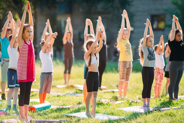 Cours de yoga en plein air.