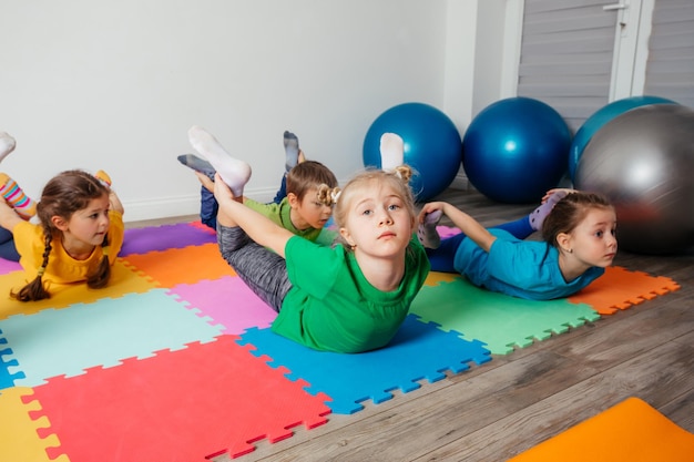 Cours de yoga pour enfants pour renforcer le corps et l'esprit