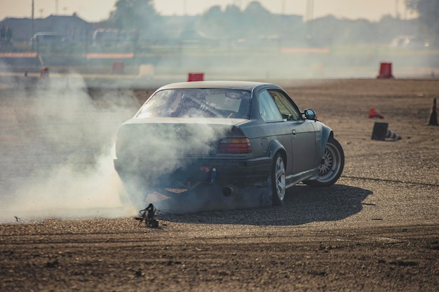 La course à la dérive de voitures Highoctane capturée au milieu d'une fumée tourbillonnante montrant la vitesse et l'habileté
