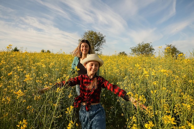 Course joyeuse d'une famille d'agriculteurs heureux