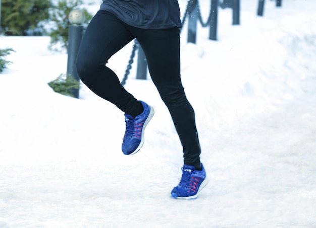 Course de marathon sur la rue d'hiver