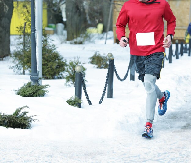 Photo course de marathon sur la rue d'hiver