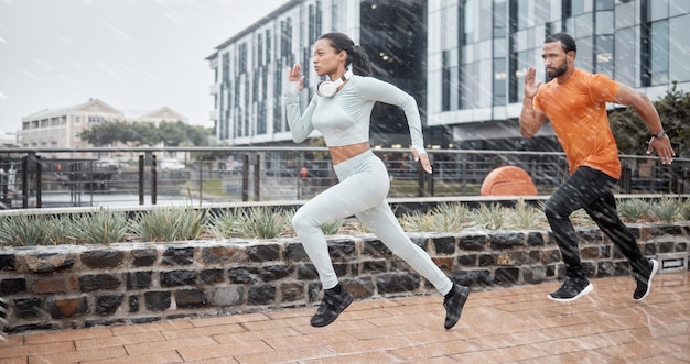 Course à pied et couple sous la pluie avec la vitesse de l'énergie du coureur et les gens rapides faisant du sport Exercice de ville et sports d'entraînement en hiver faisant du cardio pour un entraînement d'athlète de marathon ou de course