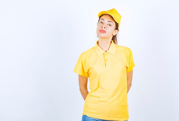 Le coursier féminin en uniforme jaune a l'air pensif.