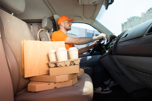 Le coursier livre le café et la pizza en voiture