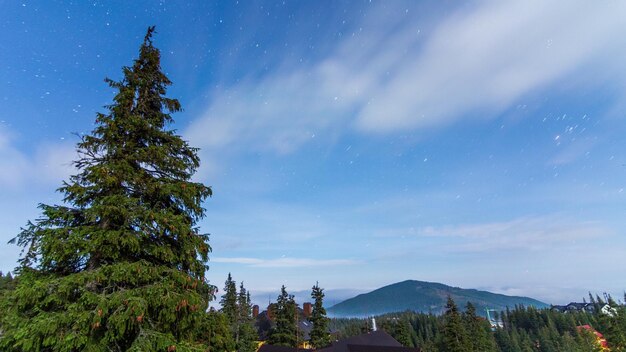 Un court laps de temps d'une nuit nuageuse sur les montagnes des Carpates