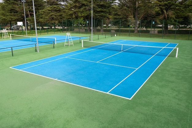 Court de tennis bleu sur un parc public