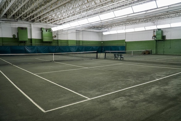 Court de tennis intérieur avec gazon artificiel