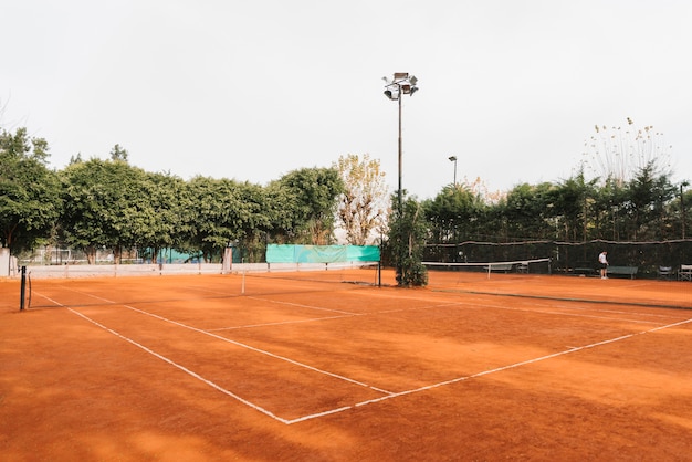 Court de tennis par temps nuageux