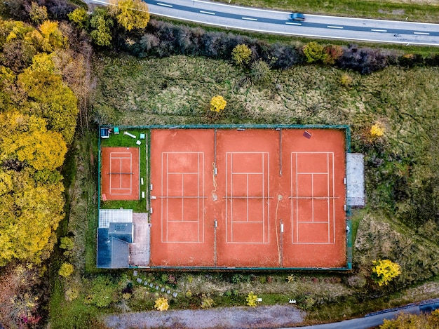 Photo court de tennis pris d'en haut vue aérienne