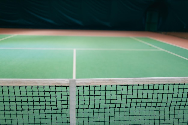 Court vide de filet de tennis sans joueur de personnes à l'intérieur