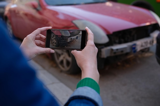 Courtier D'assurance Féminin Faisant Des Photos De Voiture Après Un Accident Sur Un Smartphone Moderne