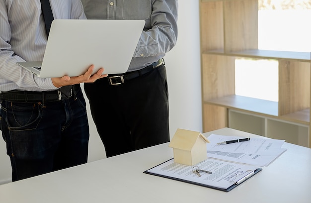 Courtier immobilier résidentiel maison et contrat de location de voiture