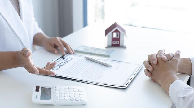 Les courtiers immobiliers conseillent aux clients de prendre la décision d'acheter une maison avec une assurance