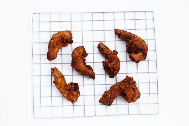 Cous de poulet frit sur fond blanc.