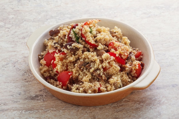 Couscous arabe à la viande et à la tomate