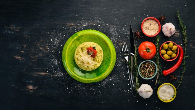 Couscous au parmesan Garnir Vue de dessus Sur un fond en bois noir Copier l'espace