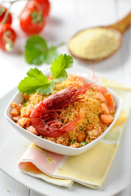 Couscous aux fruits de mer dans un bol