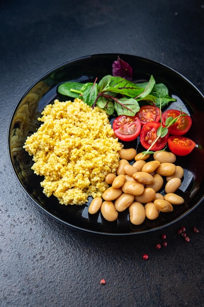 couscous aux haricots et salade tomate légumes portion fraîche repas sain régime alimentaire collation