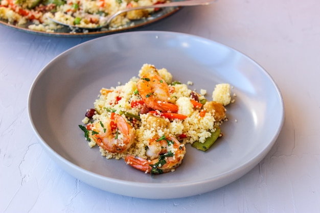 Couscous aux légumes et crevettes royales.