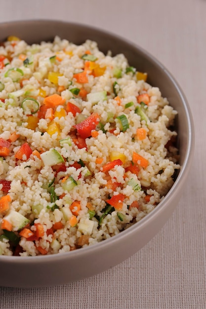 Photo couscous aux légumes dans un bol rustique couscous marocain mise au point sélective