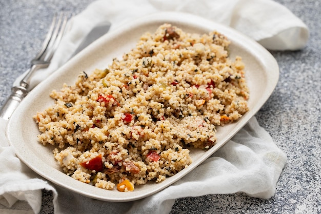 Couscous aux légumes dans un plat avec fourchette