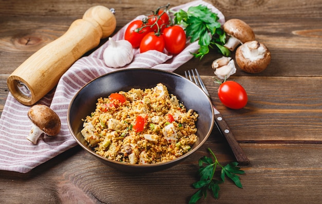 Couscous à la dinde, tomates, champignons champignon et avocat