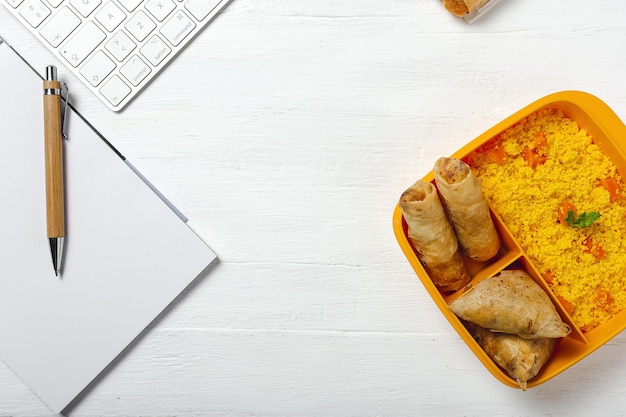 Couscous fait maison dans une boîte à lunch avec des légumes et des plats arabes typiques Nourriture à emporter dans le concept de travail