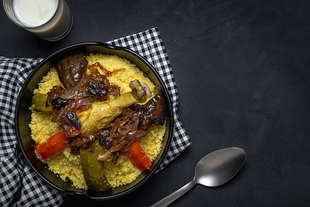 Couscous maison traditionnel avec poulet et légumes. Cuisine arabe. Cuisine marocaine.