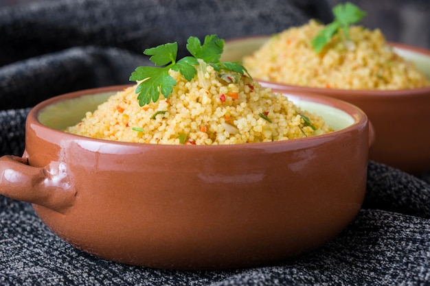 Couscous marocain traditionnel avec des légumes dans un bol