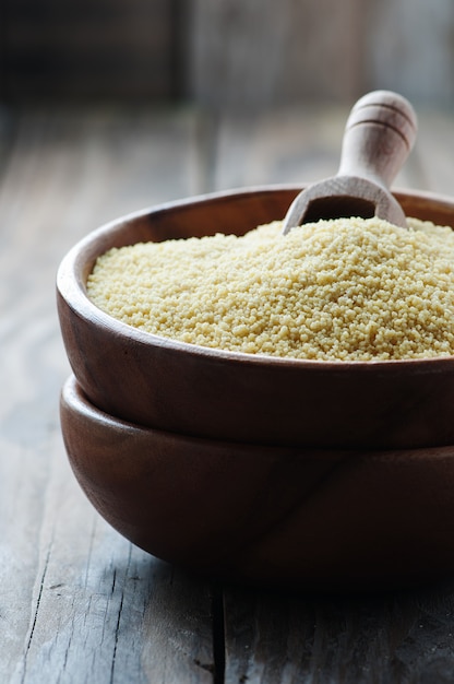 Couscous non cuit sur la table en bois