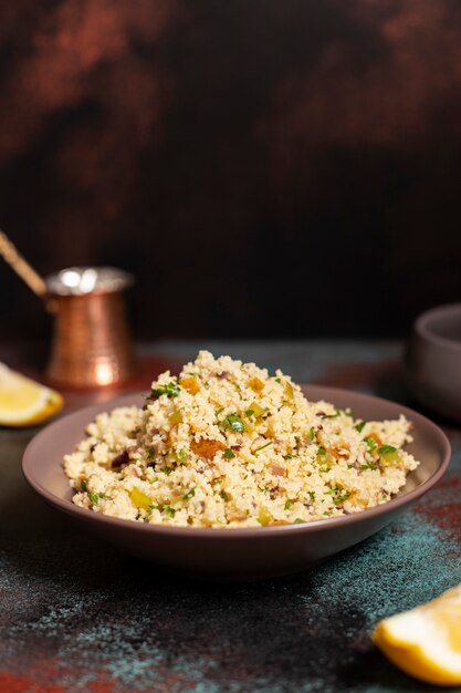 Couscous traditionnel aux légumes et herbes dans un bol. Salade végétarienne levantine. Cuisine libanaise, arabe. Fermer. Espace copie