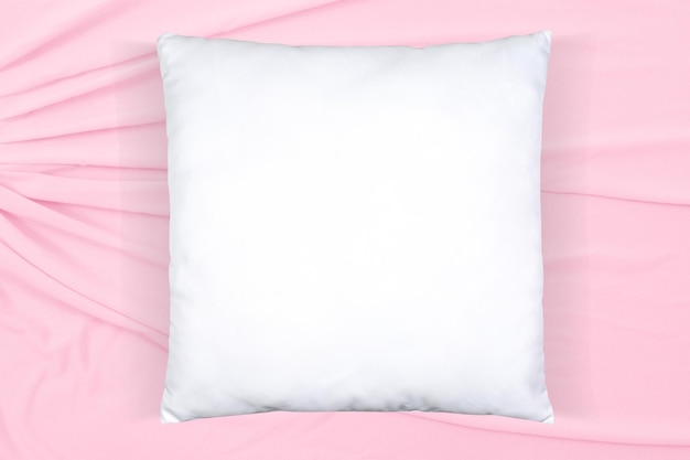 Photo coussin maquette sur fond de tissu rose tendre