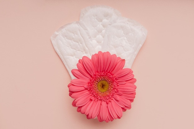 Coussinets menstruels avec fleur rose sur fond rose gros plan Hygiène et protection de la femme