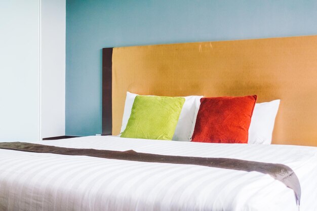 Des coussins sur le lit à la maison.