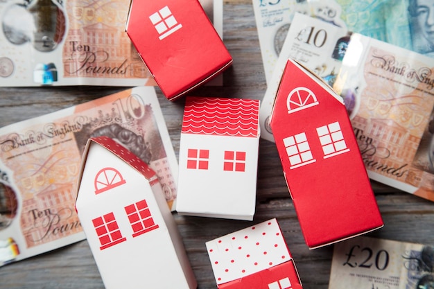 Coût du logement Paper toy house avec des billets de banque britanniques