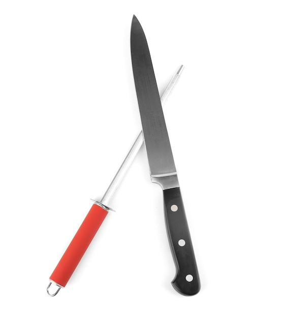 Couteau avec aiguiseur isolé sur blanc