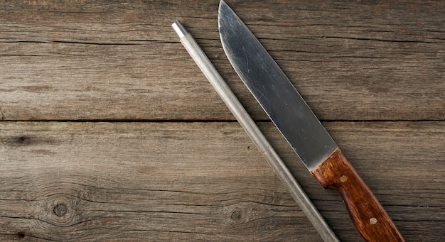Photo couteau et ancien aiguiseur en fer avec manche pour couteaux de cuisine