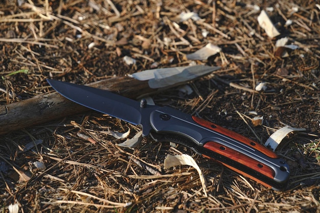 Couteau de chasse pliable pour la survie et piquet aiguisé au sol