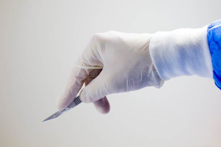Photo couteau de chirurgie sur le fond blanc du studio de tournage de l'équipement d'opération