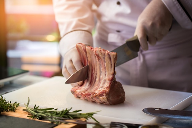 Couteau coupant la viande avec de l'os.