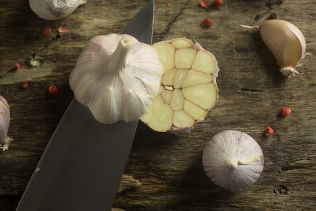 Couteau Coupe L'ail Sur Une Planche De Cuisine Rustique