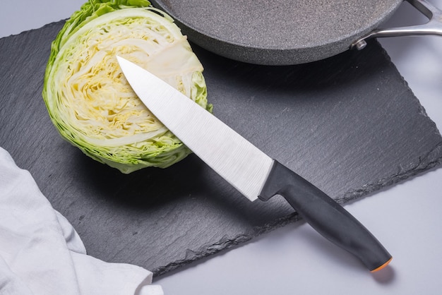 Photo couteau de cuisine avec manche en plastique de coupe de chou