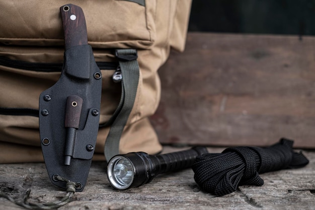 Photo un couteau avec du matériel de survie en forêt