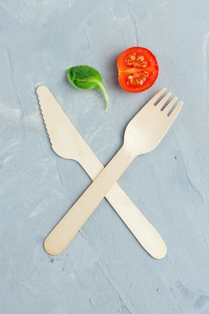 Couteau et fourchette en bois écologique sur la table