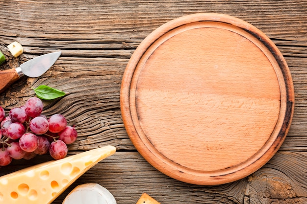 Photo couteau à fromage et à l'emmental avec une planche à découper en bois