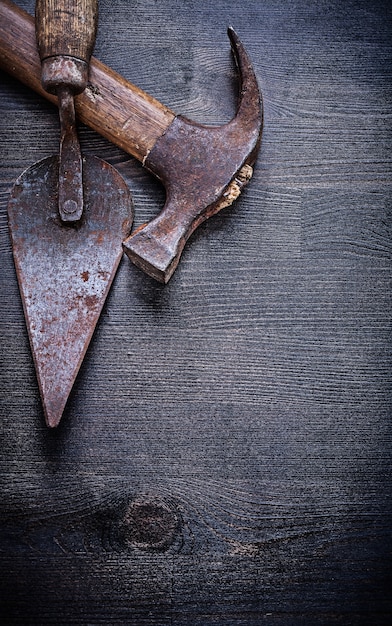 Couteau à mastic vintage outils griffe marteau sur planche de bois