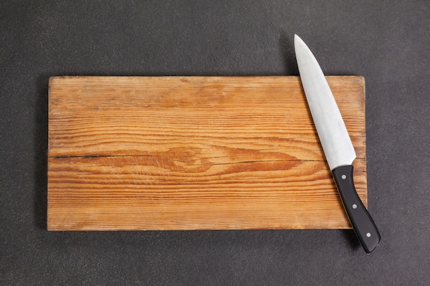 Couteau sur planche de bois