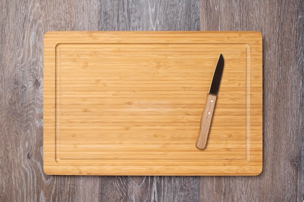 Couteau sur une planche de cuisine vide